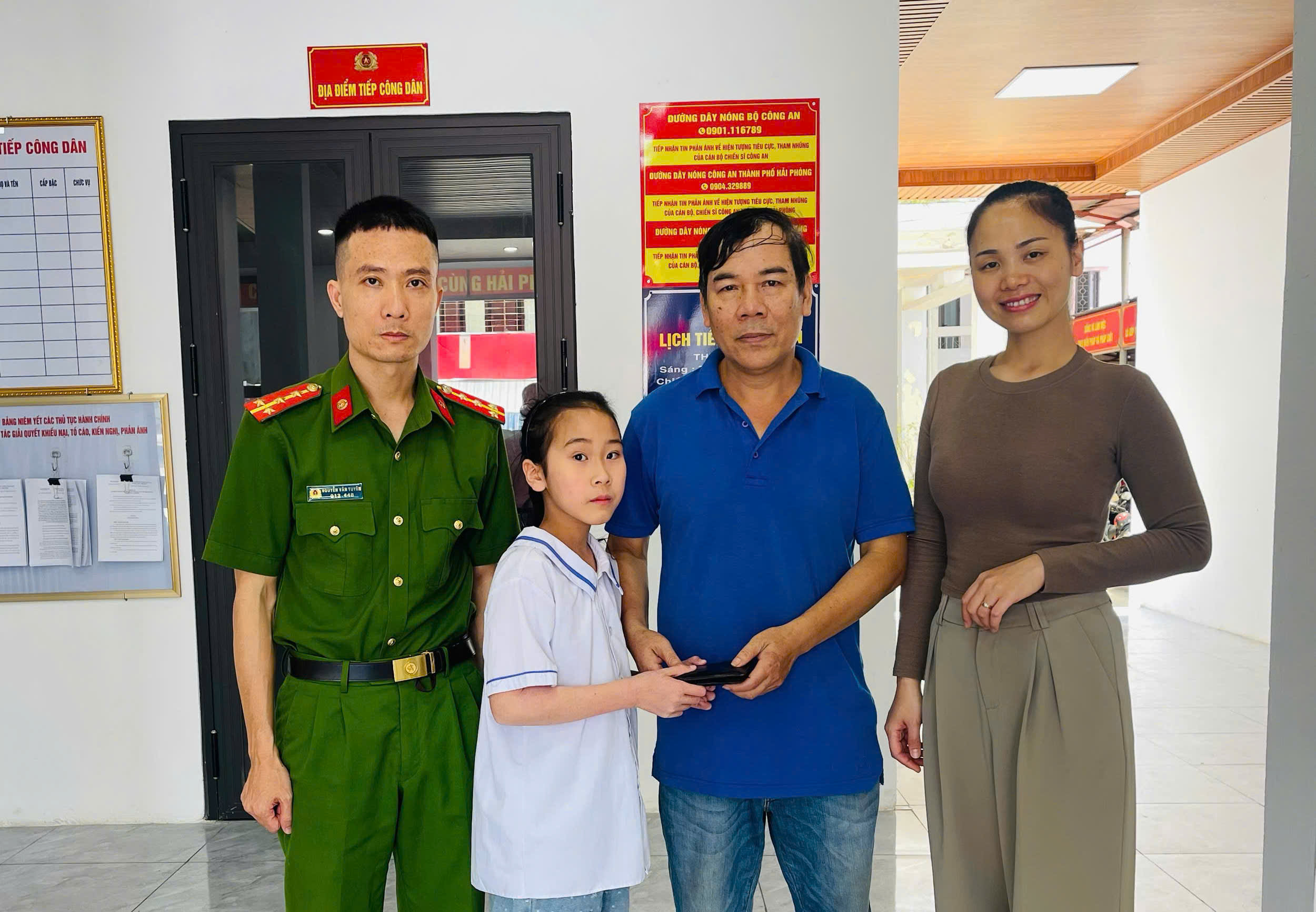 Công an phường Hải Dương biểu dương học sinh nhặt được của rơi, trả lại người bị mất